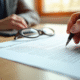 Signature d un contrat formel sur un bureau en bois