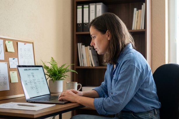 Femme en bureau analysant un diagramme de supply chain