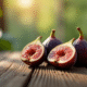 Figues fraîches coupées sur une table en bois rustique