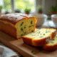 Gâteau de courgette et feta tranché sur planche en bois