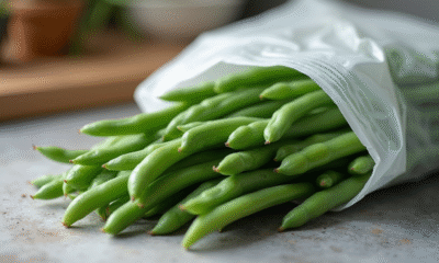 Haricots verts frais blanchis dans un sac congélation sur un plan de travail