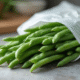 Haricots verts frais blanchis dans un sac congélation sur un plan de travail