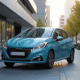 Voiture électrique Peugeot 208 en ville en journée