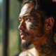 Jeune homme Maori avec tatouages faciaux authentiques