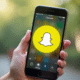 Smartphone avec emoji coeur jaune sur Snapchat en lumière naturelle